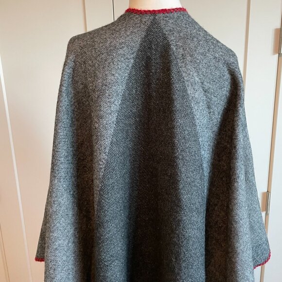 Roots Cozy 100% Acrylic Oversize Poncho/Cape Black Grey Cream Red Trim OS NWOT - Picture 8 of 13